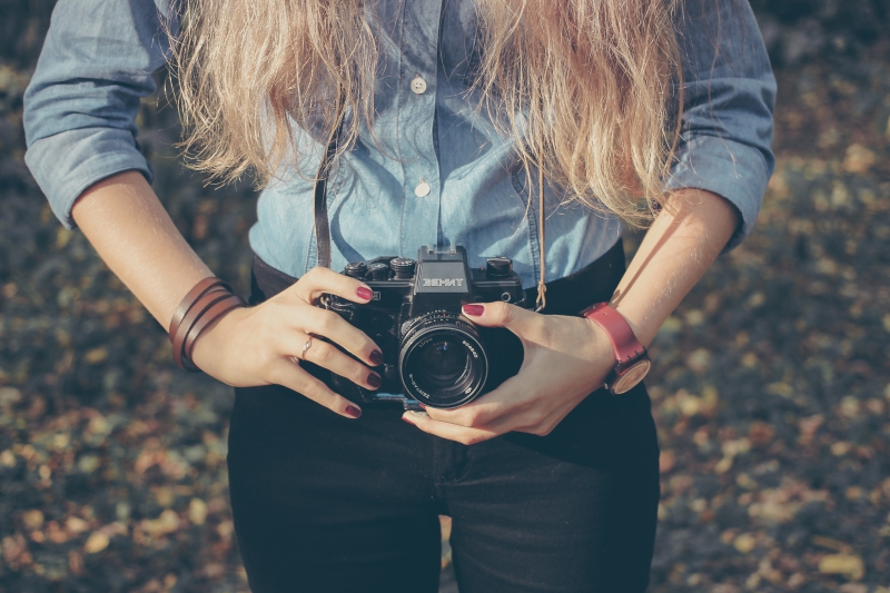 photographe-BELGENTIER-min_hand-person-girl-woman-camera-photography-614-pxhere.com